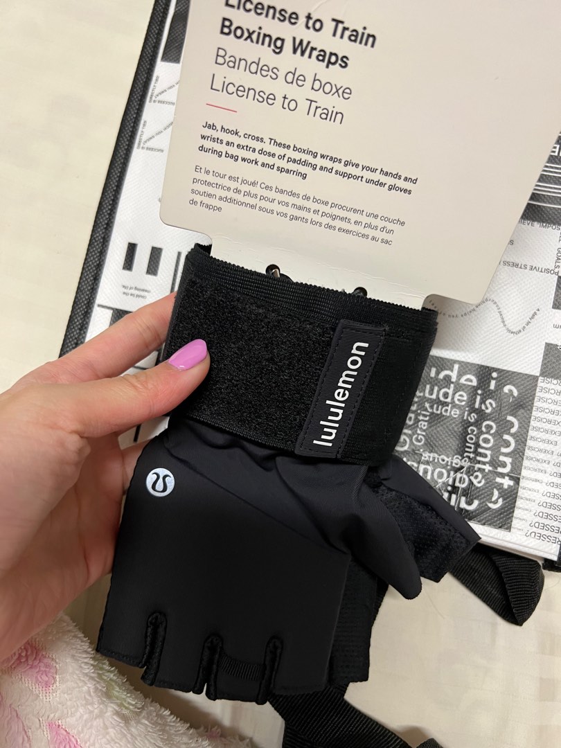 lululemon boxing wrap gloves, 女裝, 手錶及配件, 手套 Carousell
