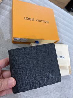 Louis Vuitton LV Car Key Holder, Men's Fashion, Bags, Belt bags, Clutches  and Pouches on Carousell