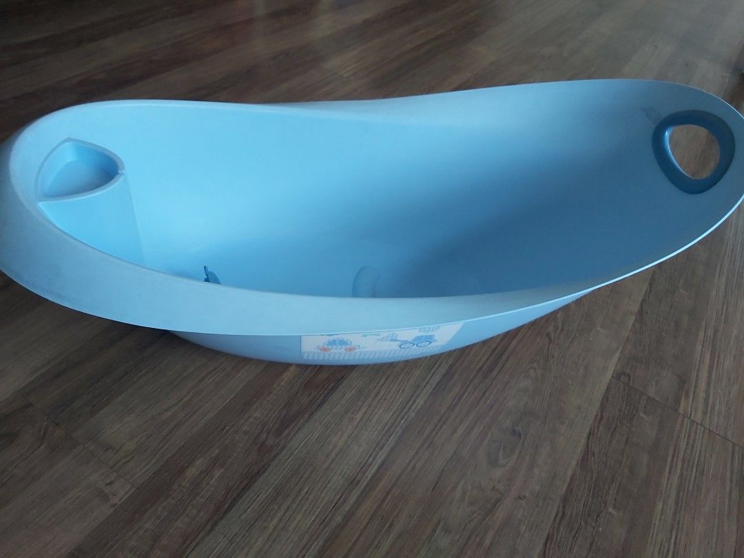Mothercare bath tub (Category: Bathtub & Bath Accessories) located in Del Monte. Submitted by littlefonsy (Listing ID 1221863147, Image 3). Description: Brand: Mothercare This is a preloved, comes with original towel and its detachable container..