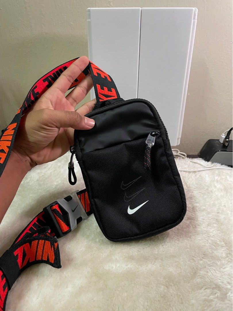 Nike essential outlet small hip pack
