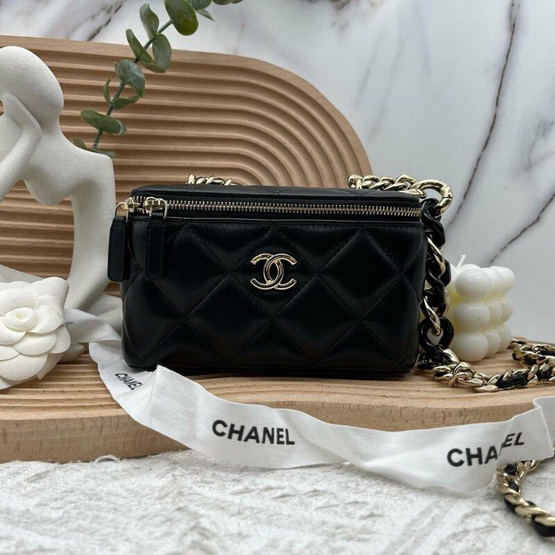 Pre-order] CHANEL Quilted Vanity Case Crossbody Bag (Black / Gold), Luxury,  Bags & Wallets on Carousell