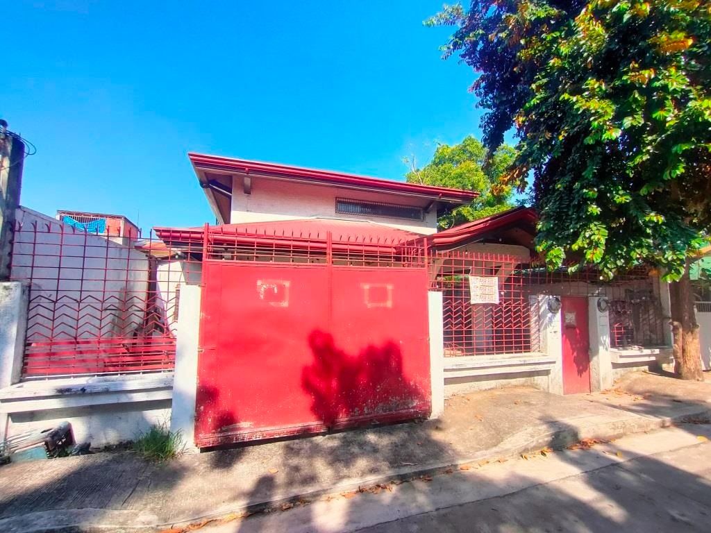 PREOWN HOUSE AND LOT FOR SALE NEAR SM SUCAT PARANAQUE on Carousell