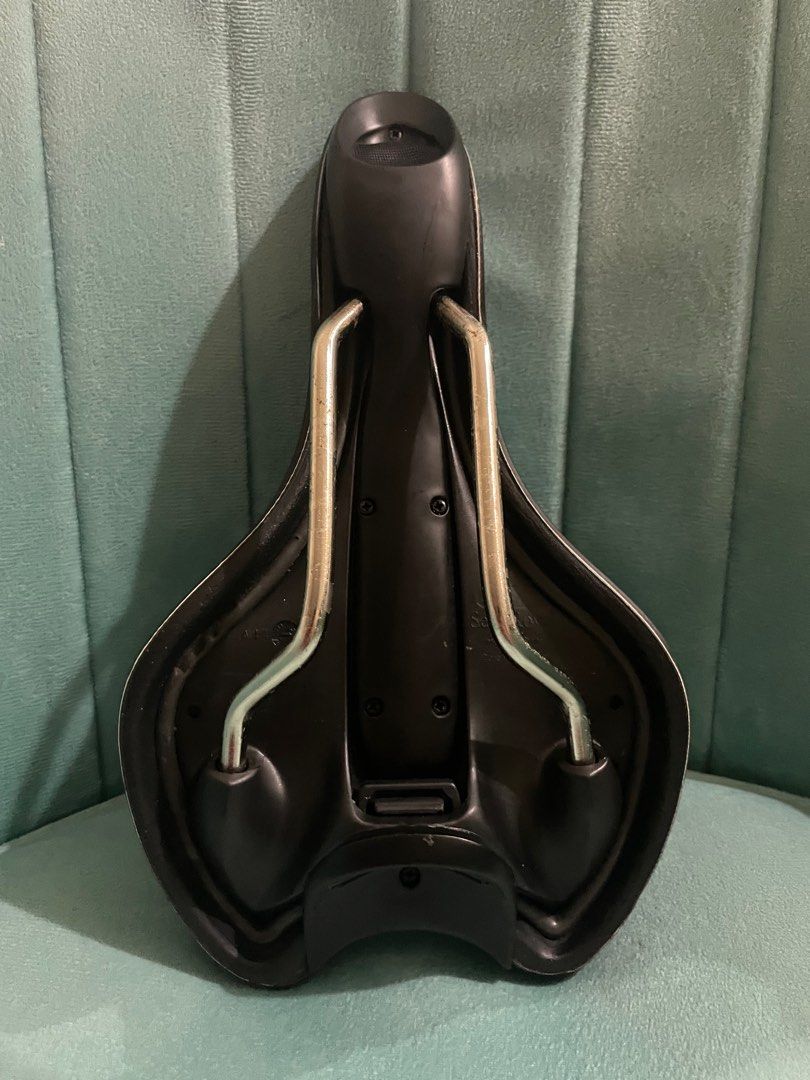 Selle Royal Saddle + Saddle Light, Sports Equipment, Bicycles & Parts