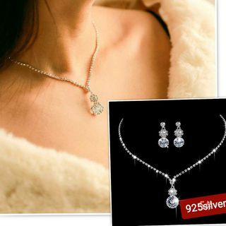 SG ready stock highly quality 925sterling silver women set chain necklace pendant classic elegant .  made with premium grade crystal moissanite diamonds 2ct from Australia with gift boxs and polishing cloth provided