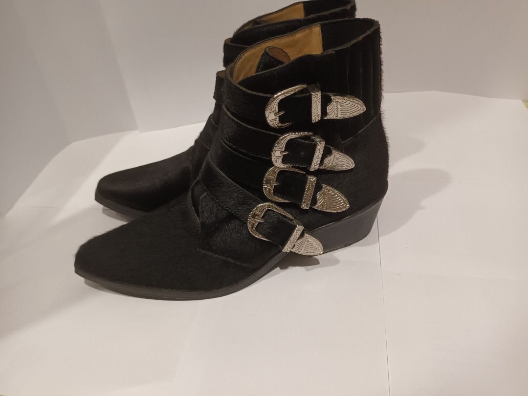 Toga Pulla Black Buckle Ankle Boots黑色皮靴, 女裝, 鞋, 靴- Carousell