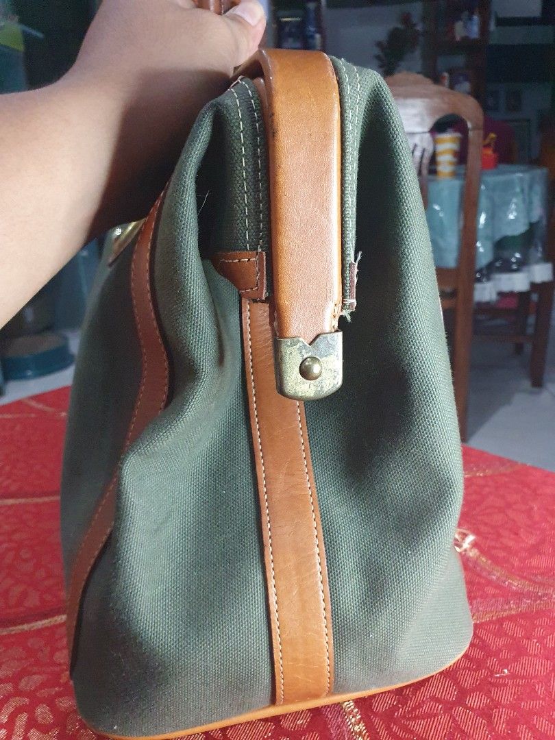 Vintage Burberry Doctors bag (Category: Luxury Bags & Wallets) located in Santa Maria. Submitted by mikavillaflor4 (Listing ID 1221964015, Image 3). Description: japan source japan auction gladstone open with minimal signs of usage price is negotiable *no to joy reserver.