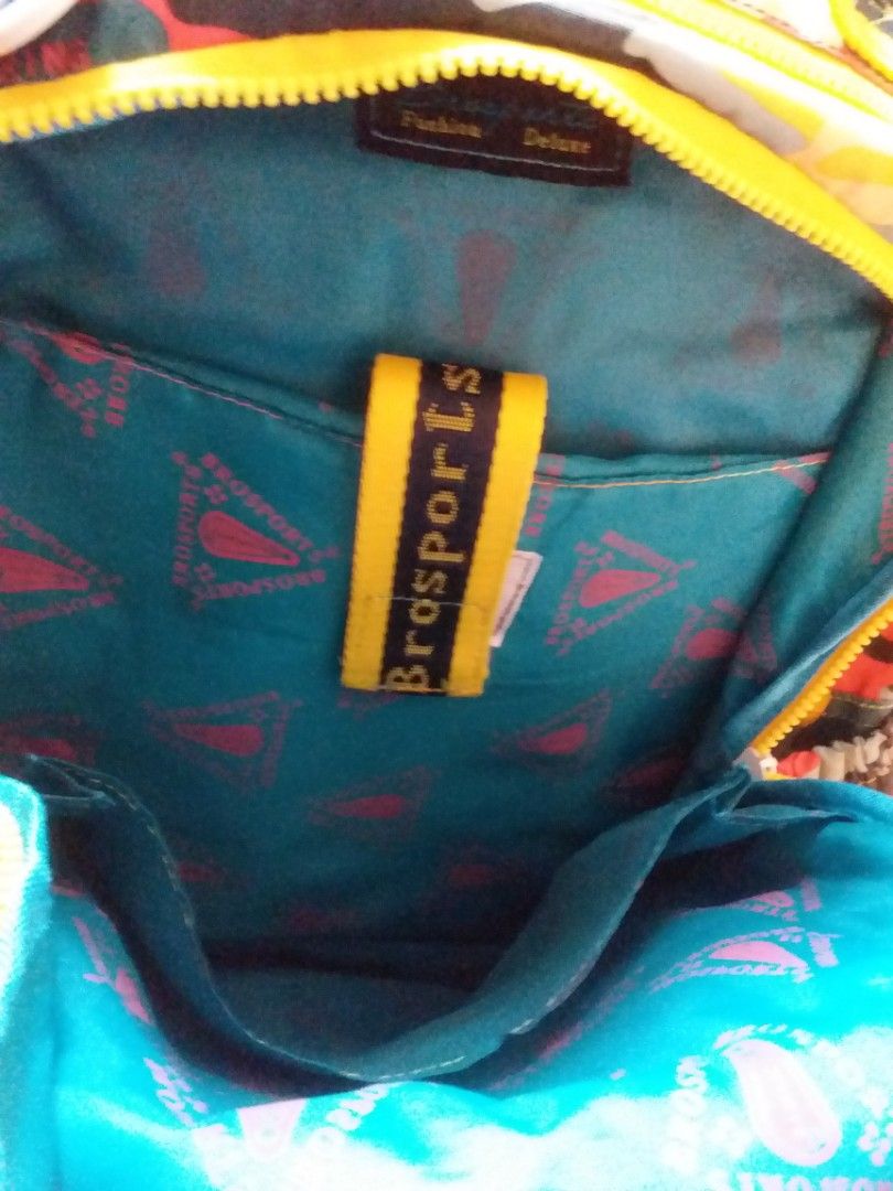 Backpack （分類：背囊）位於 Hong Kong。 由 conygwa 提交（商品編號 1222065357，圖片 5）。簡介： 。近乎全新，衹用過2次 99% new, used only 2 times 。大容量、多袋收納 large volume, many pockets 。布質跌水、輕身 water repellent, light weight。