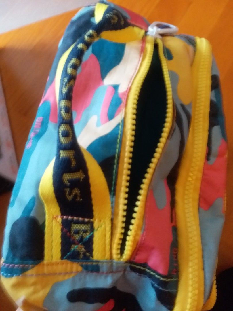 Backpack （分類：背囊）位於 Hong Kong。 由 conygwa 提交（商品編號 1222065357，圖片 4）。簡介： 。近乎全新，衹用過2次 99% new, used only 2 times 。大容量、多袋收納 large volume, many pockets 。布質跌水、輕身 water repellent, light weight。