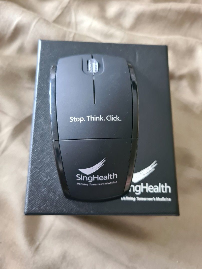 Computer mouse (Category: Mouse & Mousepads) located in Singapore. Submitted by csidestory (Listing ID 1222080378, Image 1). Description: Brand new Gifted by company Lightweight and ergonomic Does not come with batteries.