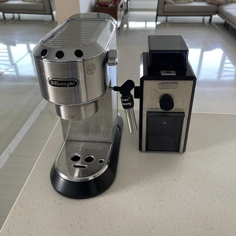 Delonghi Espresso coffee machine Dedica Sleek EC685 and Coffee bean