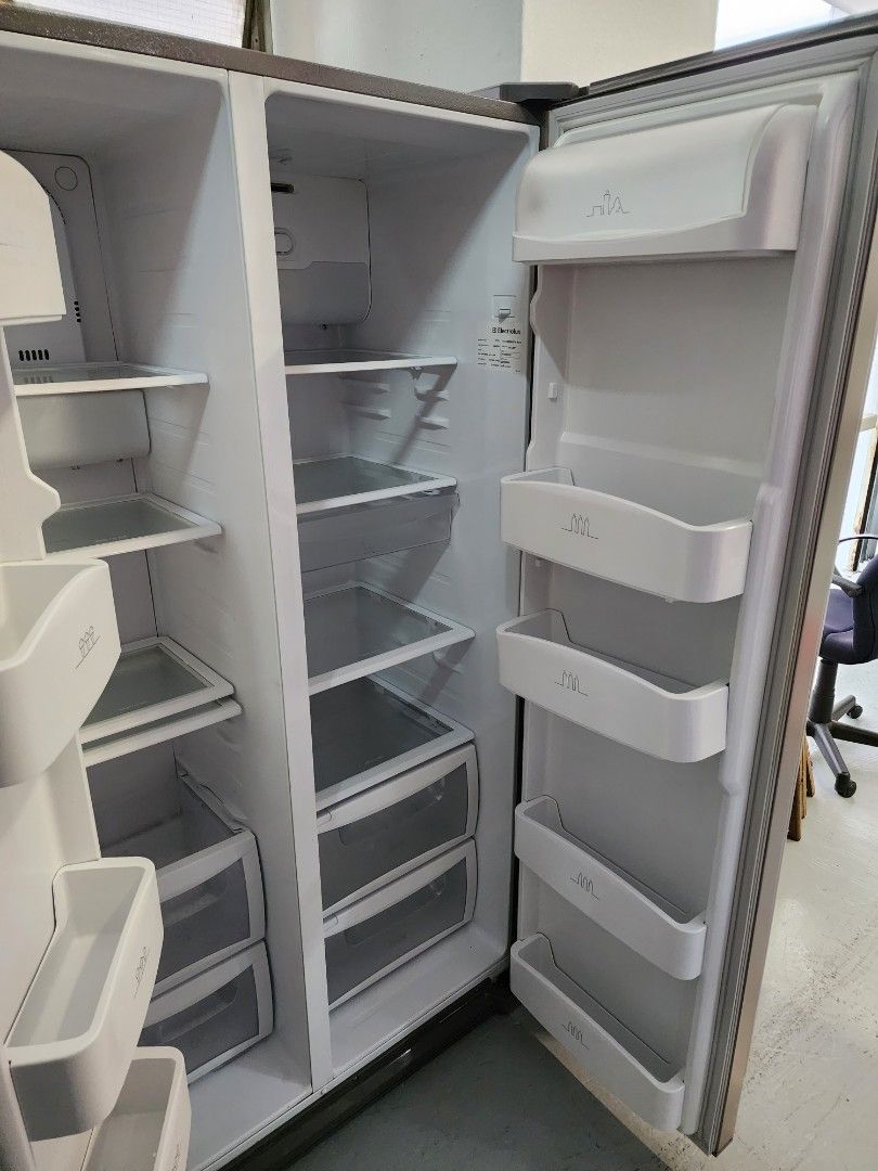 ELECTROLUX side by side 618L Fridge ESE5608TARMY, TV & Home Appliances