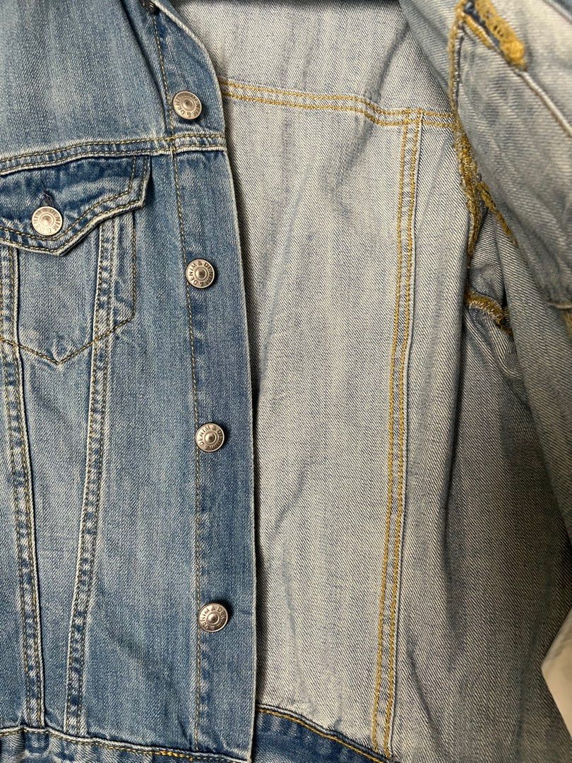 H&M Denim Jacket (Category: Coats, Jackets and Outerwear) located in Caloocan City. Submitted by driecloset (Listing ID 1221011979, Image 3). Description: - only used twice no issues - small sizing (best fit small-medium) rfs: doesn't fit me anymore .