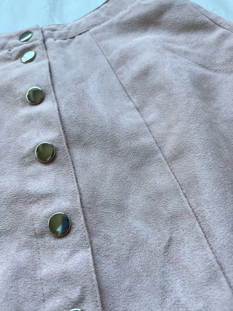 H&M Suede Pink Button Skirt (Category: Skirts) located in Makati City. Submitted by ellexcv (Listing ID 1222171704, Image 3). Description: .