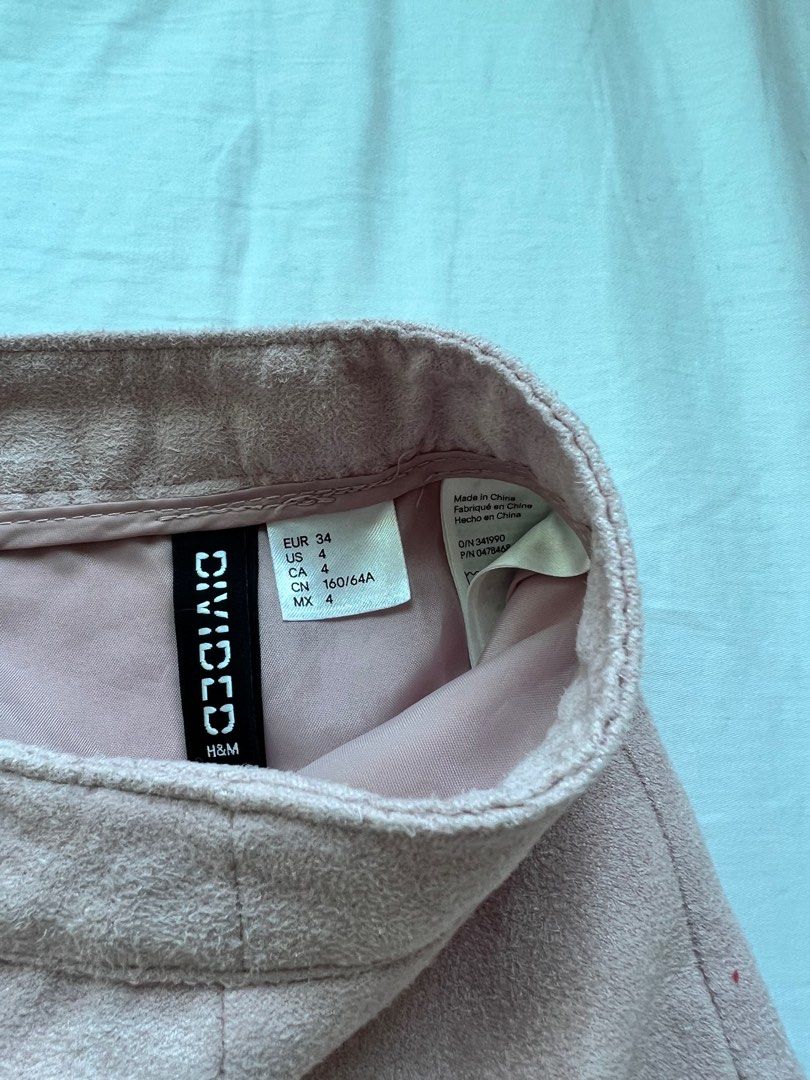 H&M Suede Pink Button Skirt (Category: Skirts) located in Makati City. Submitted by ellexcv (Listing ID 1222171704, Image 2). Description: .
