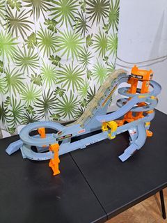 Tomica Byunbyun Big Tower Circuit Play Set