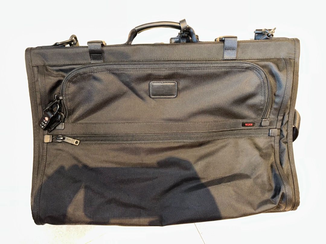 TUMI Alpha 3 TriFold garment suit carryon bag, 名牌, 手袋及銀包 Carousell