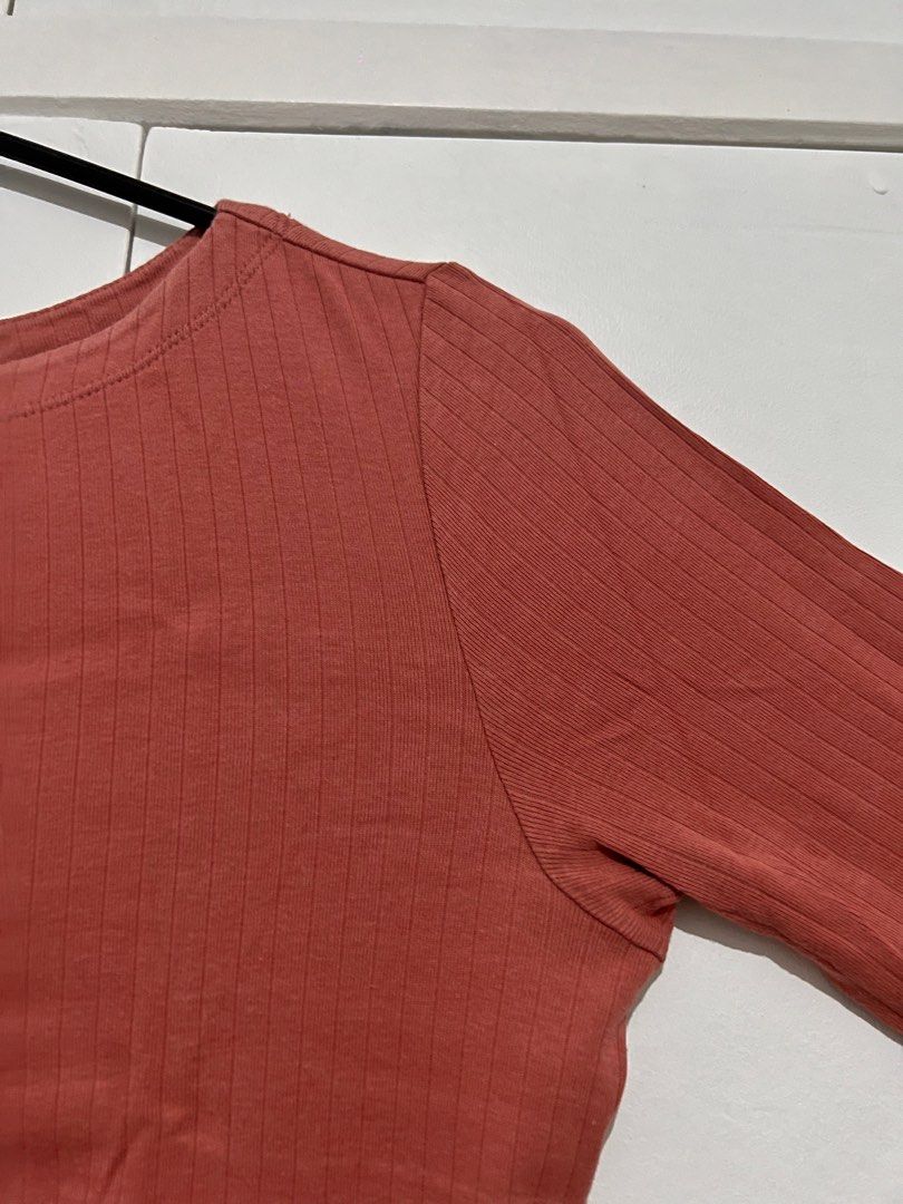 Uniqlo Peach Ribbed Shirt (Medium) (Category: Shirts) located in Manila. Submitted by dindideclutters (Listing ID 1222191884, Image 3). Description: Brand: Uniqlo Peach Ribbed Shirt Size: Medium Php 50 only.