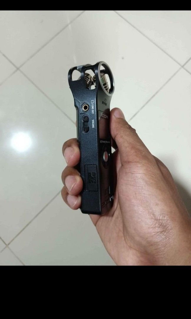 Zoom H1 audio recorder (Category: Video Cameras) located in Pasig City. Submitted by Mpatron (Listing ID 1222061646, Image 3). Description: zoom h1 wav mp3 recorder.. pwede pang events.. rfs: extra recorder.