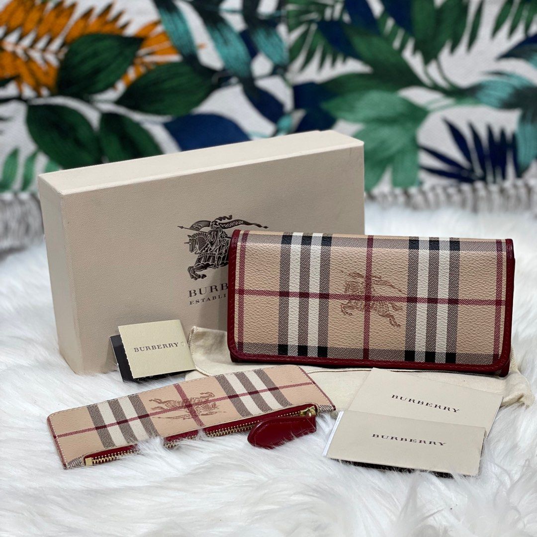 Burberry Wallet, Women's Fashion, Bags & Wallets, Wallets & Card holders on  Carousell