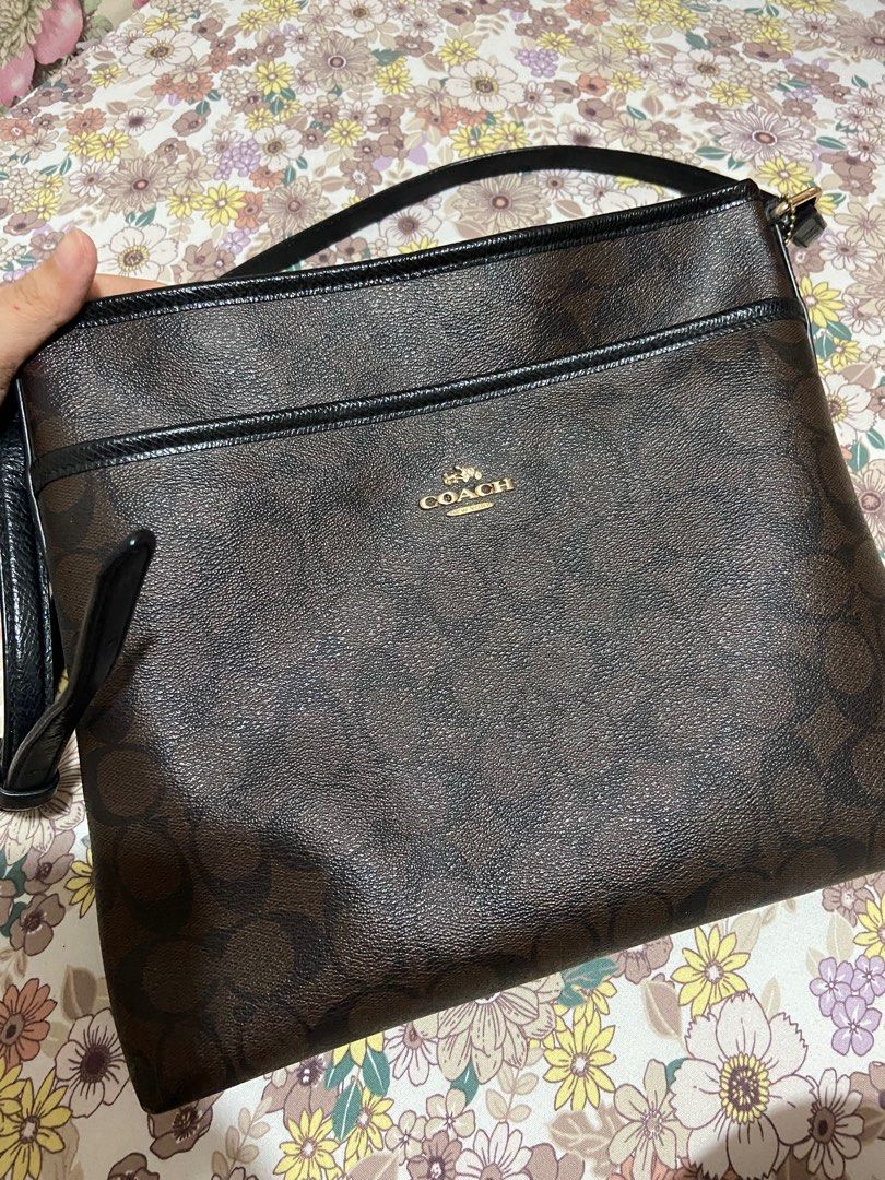 Authentic Coach Cross Body Bag (Category: Luxury Bags & Wallets) located in Bacoor. Submitted by bloooooooooooomfields (Listing ID 1222322786, Image 1). Description: What you see is what you get..