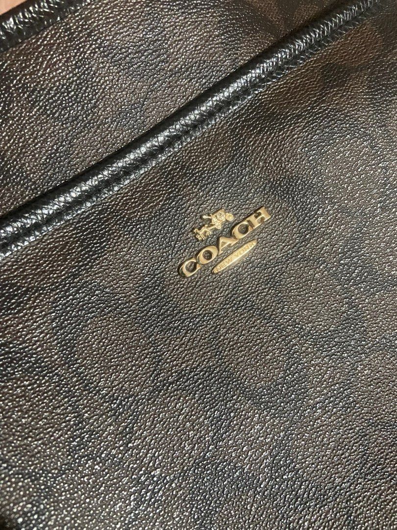 Authentic Coach Cross Body Bag (Category: Luxury Bags & Wallets) located in Bacoor. Submitted by bloooooooooooomfields (Listing ID 1222322786, Image 3). Description: What you see is what you get..