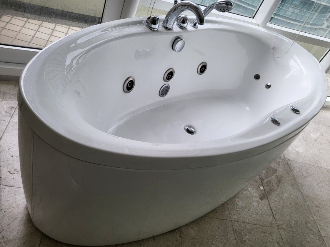 Bathtub with jacuzzi, Babies & Kids, Bathing & Changing, Bathtub & Bath