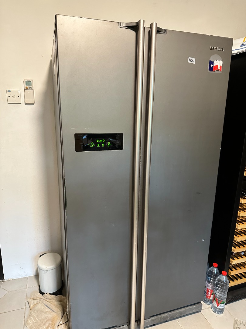 Big fridge with 2 doors (freezer and fridge) for only S25!, TV & Home Appliances, Kitchen