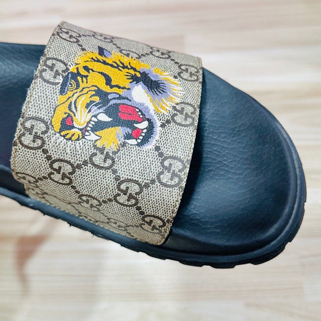 Gucci gg supreme shop tiger slides