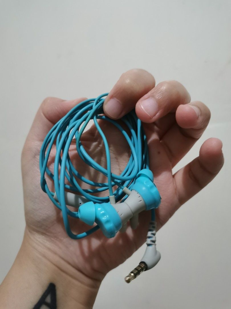 JBL Focus 300 (Category: Headphones & Headsets) located in Paranaque City. Submitted by eringoesgaga (Listing ID 1222353281, Image 2). Description: Used once Authentic Comes with carrying case.