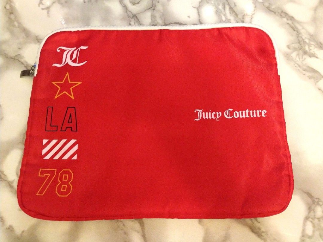 全新Juicy Couture多用途袋/ipad袋 （分類：多用途袋）位於 Hong Kong。 由 klock. 提交（商品編號 1222359293，圖片 1）。簡介： 全新Juicy Couture多用途袋/ipad袋 - 約28 x 22cm。