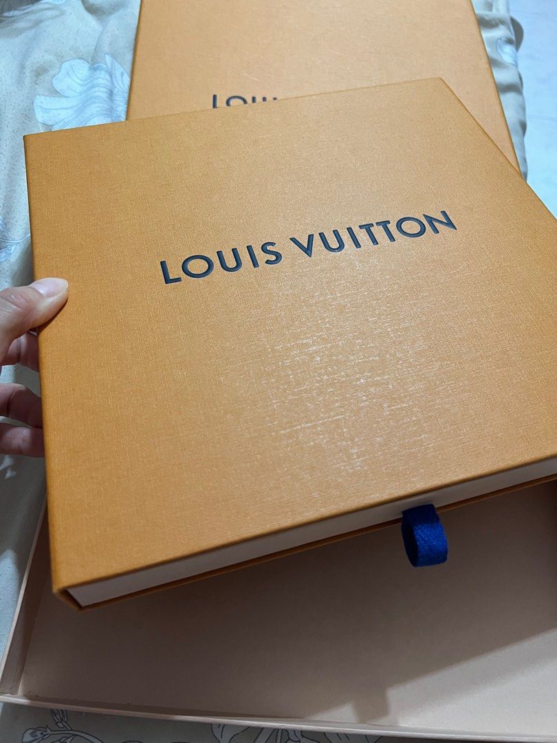 Louis Vuitton® Monogram Classic Shawl Carbone. Size in 2023