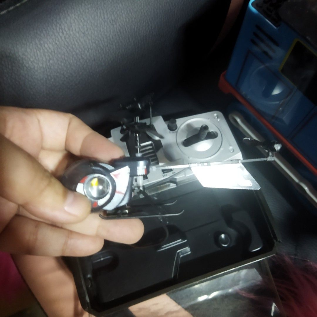 Micro helicopter tested ngpopower cia as is (Category: Remote Control Toys) located in Muntinlupa City. Submitted by periwinklefairy23 (Listing ID 1222295259, Image 2). Description: sorry mahal din po kc kuha ko new arrival as is.