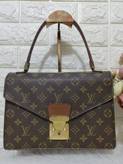 (Category: ) located in . Submitted by sophiasamcloset (Listing ID 1222336789, Image 1). Description: .