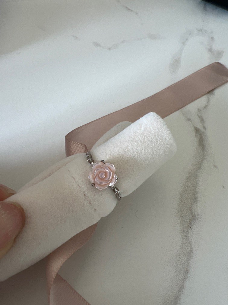 Carved new arrivals rose ring