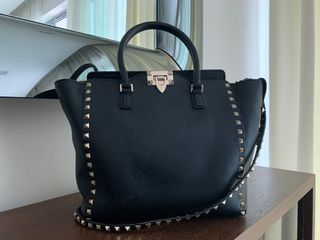 ❤️Auth💯 Valentino Vlogo tote bag, Women's Fashion, Bags & Wallets, Tote  Bags on Carousell