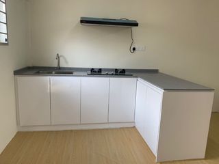 WHITE BOTTOM CABINET WITH GRAY QUARTZ STONE KITCHEN TOP JOHOR BAHRU KABINET DAPUR PUTIH + ABU