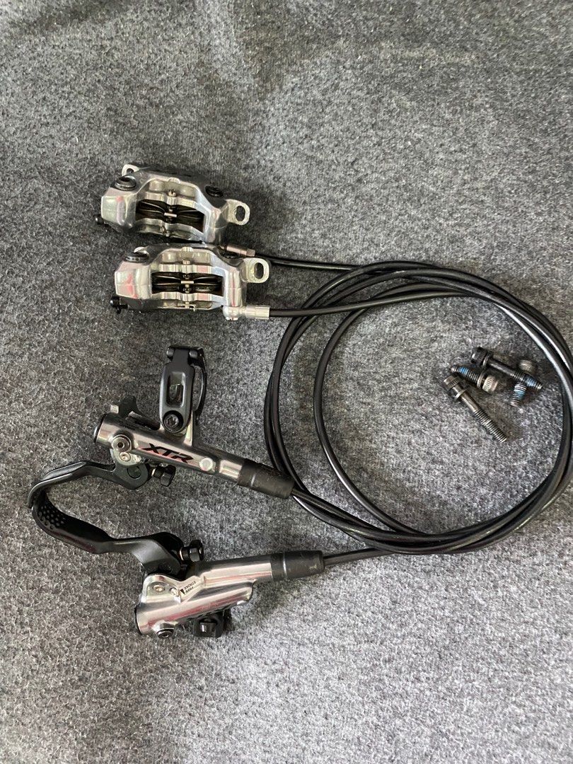 Xtr m912 brake set almost new 4 pot piston Sports Equipment