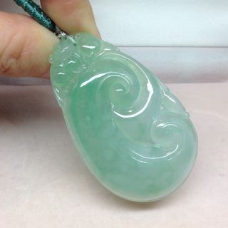 A玉翡翠冰晴水大如意飾件，53 x 32 x 6mm，無裂 【附香港鑑證書】64239558028418110