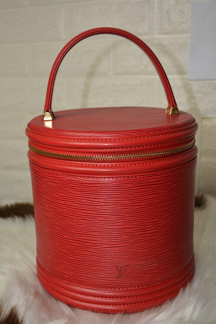 Authentic louis vuitton (Category: Luxury Bags & Wallets) located in Manila. Submitted by chloe_luxuries (Listing ID 1222511465, Image 1). Description: Guaranteed original louis vuitton cannes beauty bag Still in very good condition with minor sign of used No inclusion bag only Pm for more details.