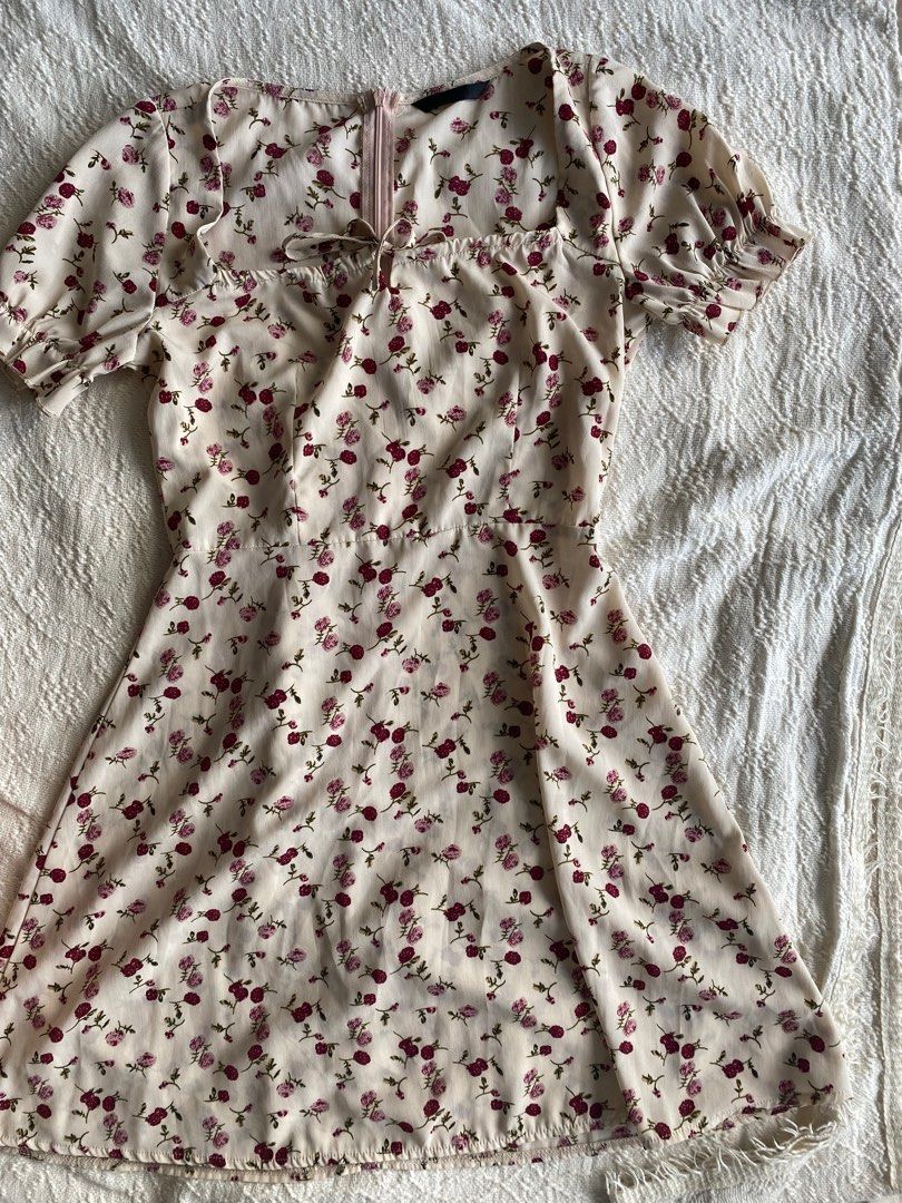 Cream Floral Dress (Category: Dresses) located in Makati City. Submitted by ishspace (Listing ID 1222451938, Image 2). Description: .