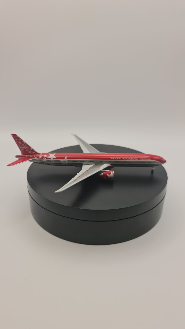 Avion Boeing 777-8 Christmas 2021 – Maquette Herpa 1/500 – Neuve