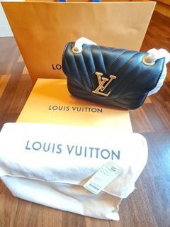 Louis Vuitton LV NEW WAVE CHAIN BAG black leather bag with LV logo M58552