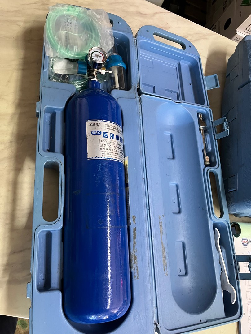 Portable oxygen tank 4L with roller wheel, Health & Nutrition, Medical