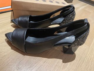 (Category: ) located in . Submitted by jjcloset (Listing ID 1222554096, Image 1). Description: .