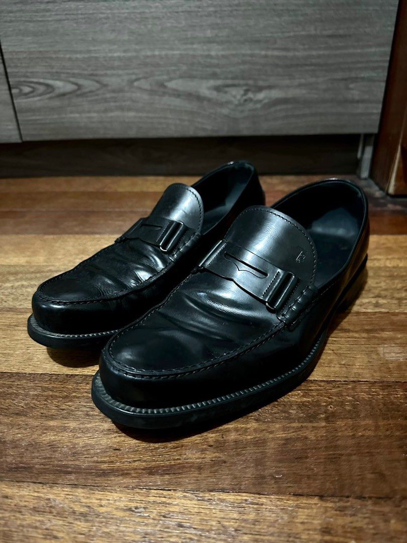 Tods Loafers (Category: Casual Shoes) located in Paranaque City. Submitted by helloasher (Listing ID 1222552175, Image 2). Description: Size 9-9.5 We are a family of hoarders!🙌 These are all preloved and some brand new stuff that my fambam wants to let go so PLEASE manage your expectations.🙄Fyi, Carousel is not the only thing i do so pls. NO RUSH, RUDE AND DEMANDING BUYERS PLS. WASTING TIMER WILL BE BLOCKED. No one is forcing you to buy our ite
