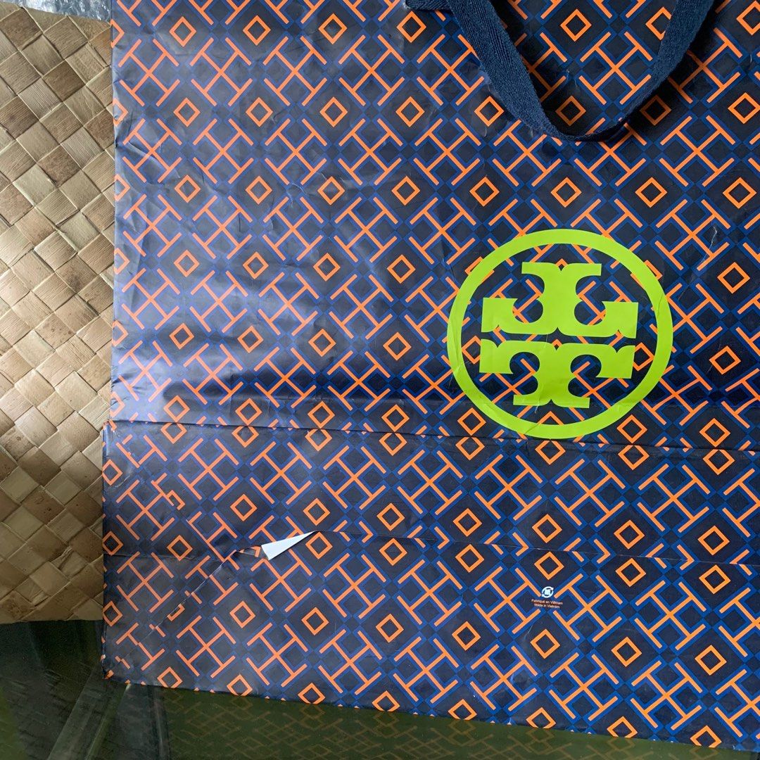Tory Burch Big Paperbag (Category: Luxury Bags & Wallets) located in Manila. Submitted by thebookclubz (Listing ID 1222549192, Image 2). Description: .