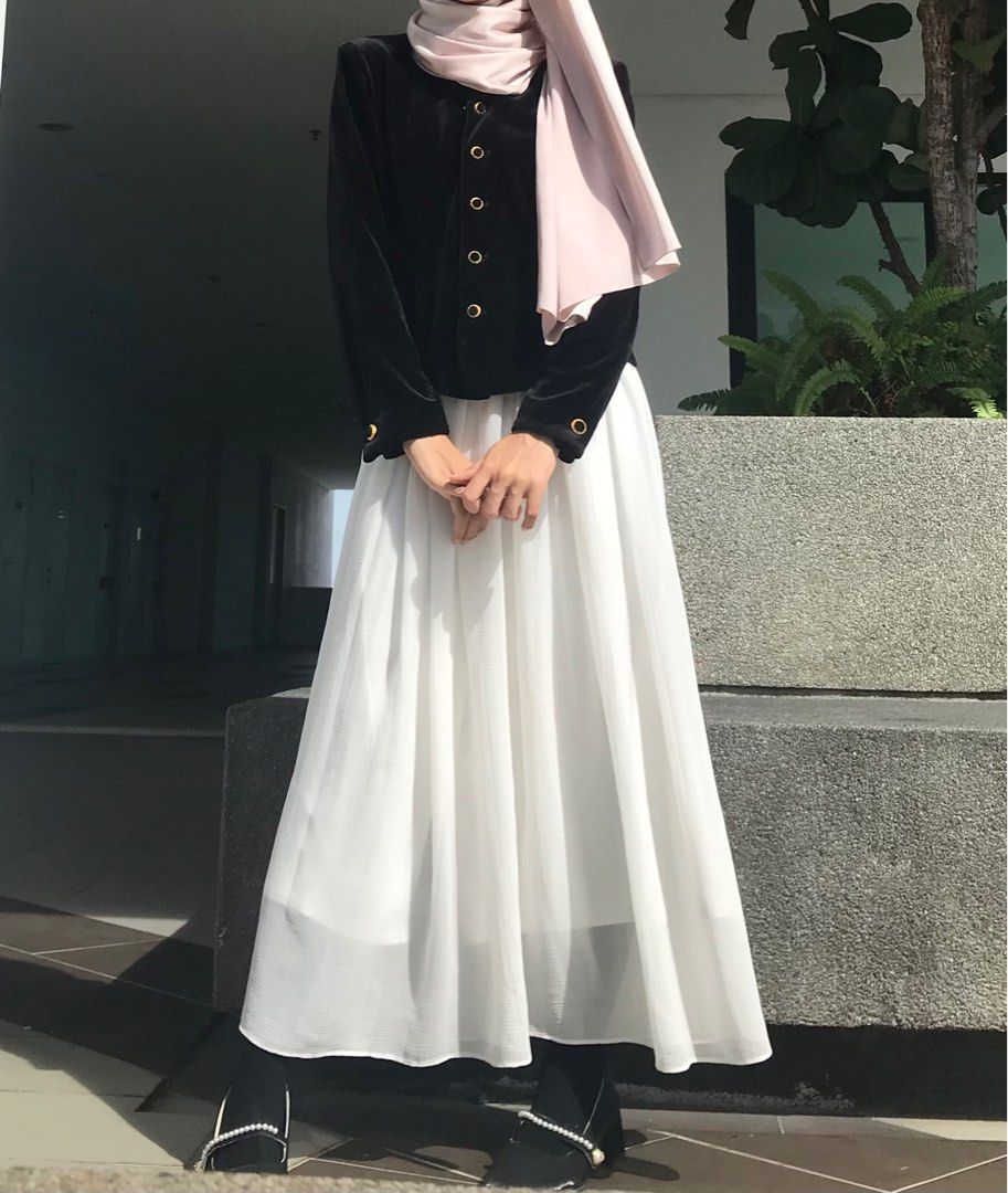 Uniqlo pleated flowy skirt Women s Fashion Bottoms Skirts on
