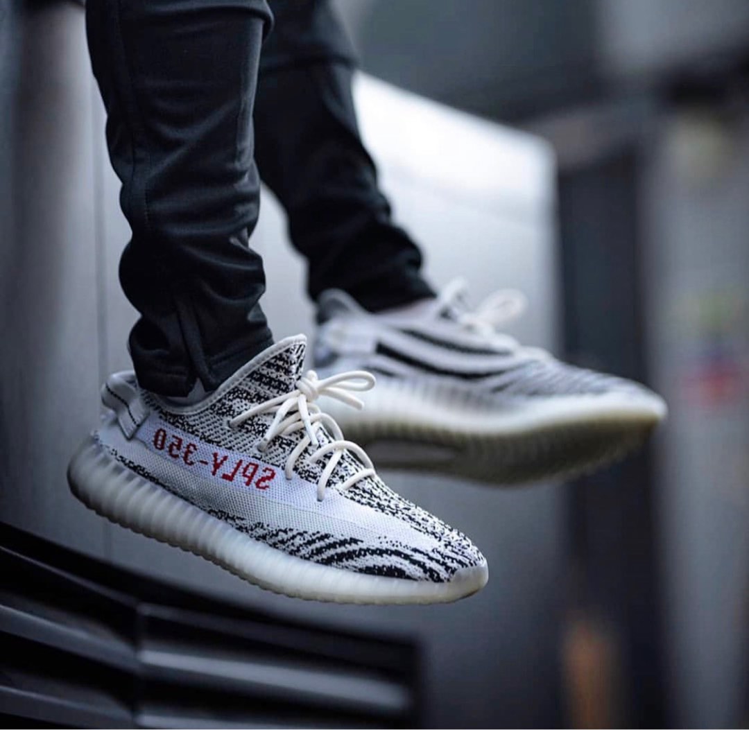 US9.5 adidas Yeezy Boost 350 V2 Zebra, Men's Fashion, Footwear, Sneakers on  Carousell