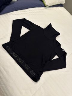 Womens Nike   ( Dri Fit  ) Black top with pockets