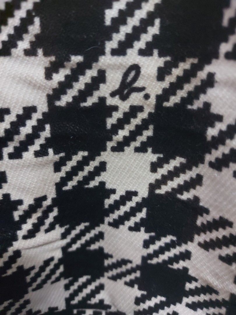 Agnes B. (Category: Shoulder Bags) located in Makati City. Submitted by heryet (Listing ID 1222639952, Image 2). Description: seldom used only kept inside the storage can be travelling bag lightweight and easy to clean selling for only ₱600 bought in Singapore.